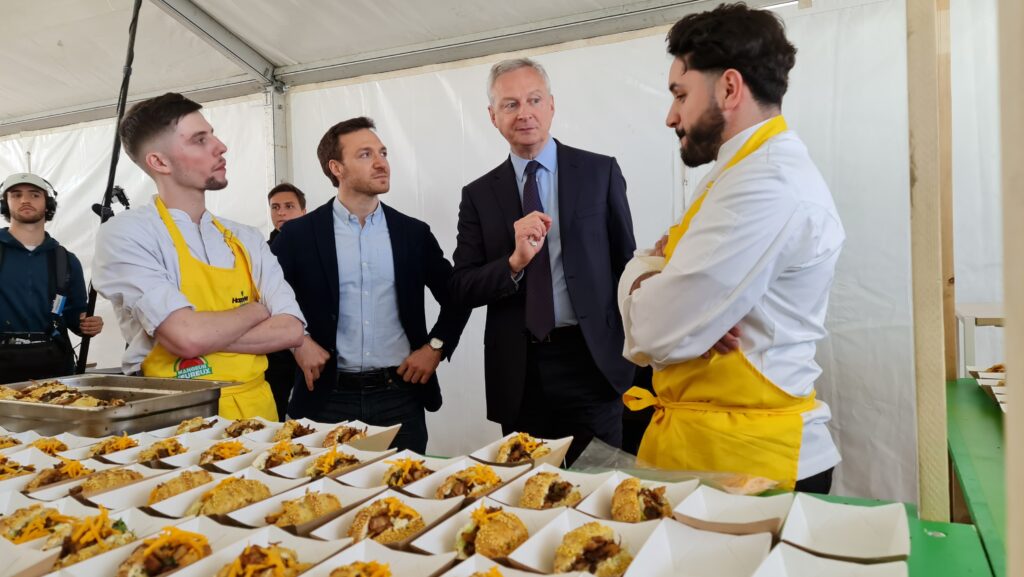 Le ministre de l’Économie, Bruno Lemaire, a trouvé très bonnes les préparations culinaires à base de protéines végétales d’HappyVore, concoctées par le “Top Chef” Merouan Bounekraf, lors de l’inauguration de l’usine de Chevilly (Loiret), le 17 mai dernier.
