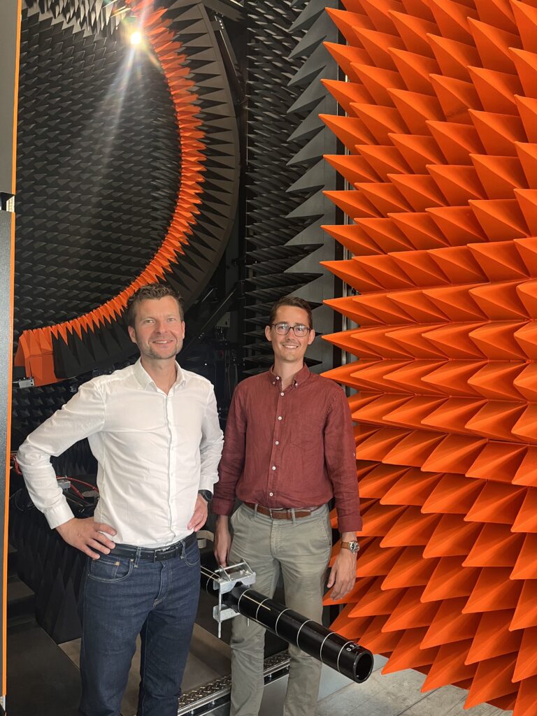 Gregor Zimmermann (à g.) et Gautier Darde (à dr.) devant la chambre de test “Stargate”, à Amboise.