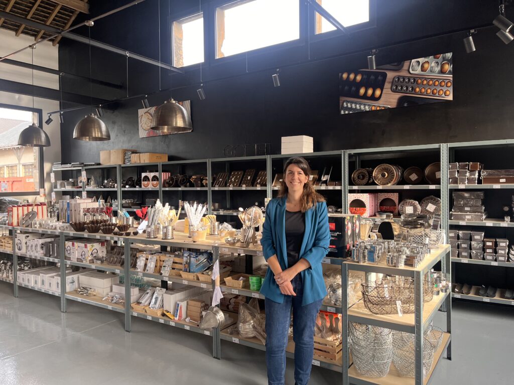 Christelle Carthonnet, responsable marketing produits dans le magasin d’usine du groupe Louis Tellier à Joué-lès-Tours.