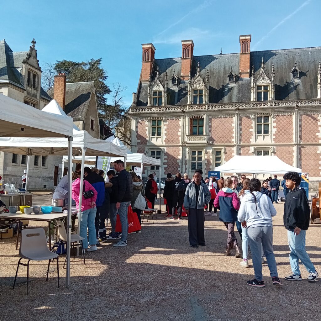 Semaine des métiers du tourisme à Blois : près de 250 scolaires, chercheurs d'emploi et personnes en reconversion présents.