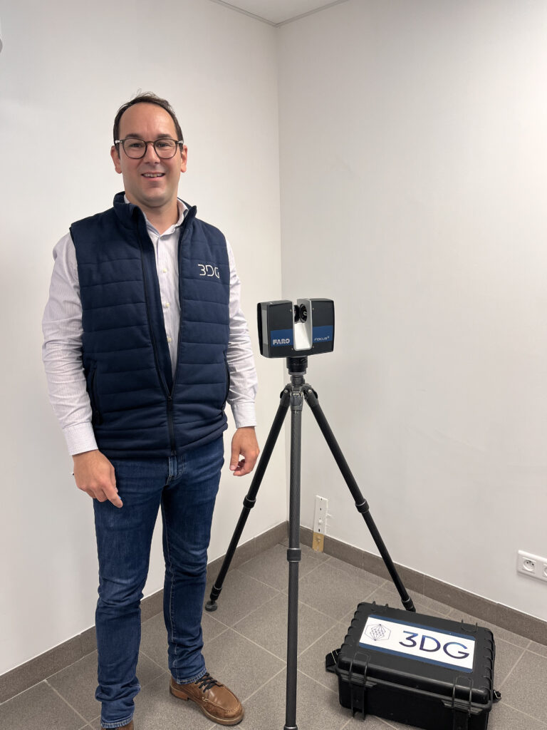 Guillaume Desnoues, dirigeant de l’entreprise 3DG à Avoine, et son scanner 3D.