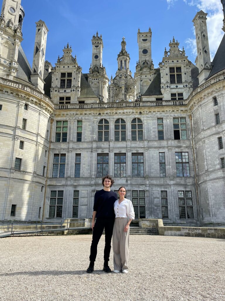 Hugo Marchand et Alexandra Cardinale devant le Château de Chambord - © S. Manuel